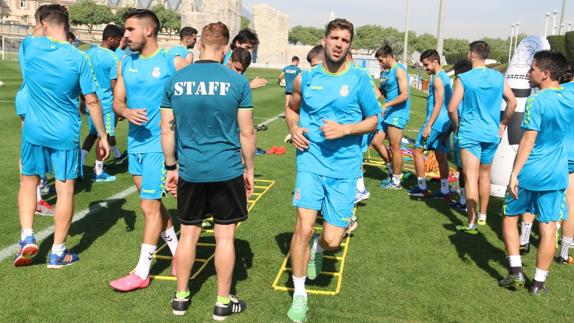 La plantilla, durante el entrenamiento de este miércoles en Doha.