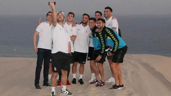 Varios jugadores de la Cultural se fotografían en el desierto y frente a las aguas del Golfo Pérsico.