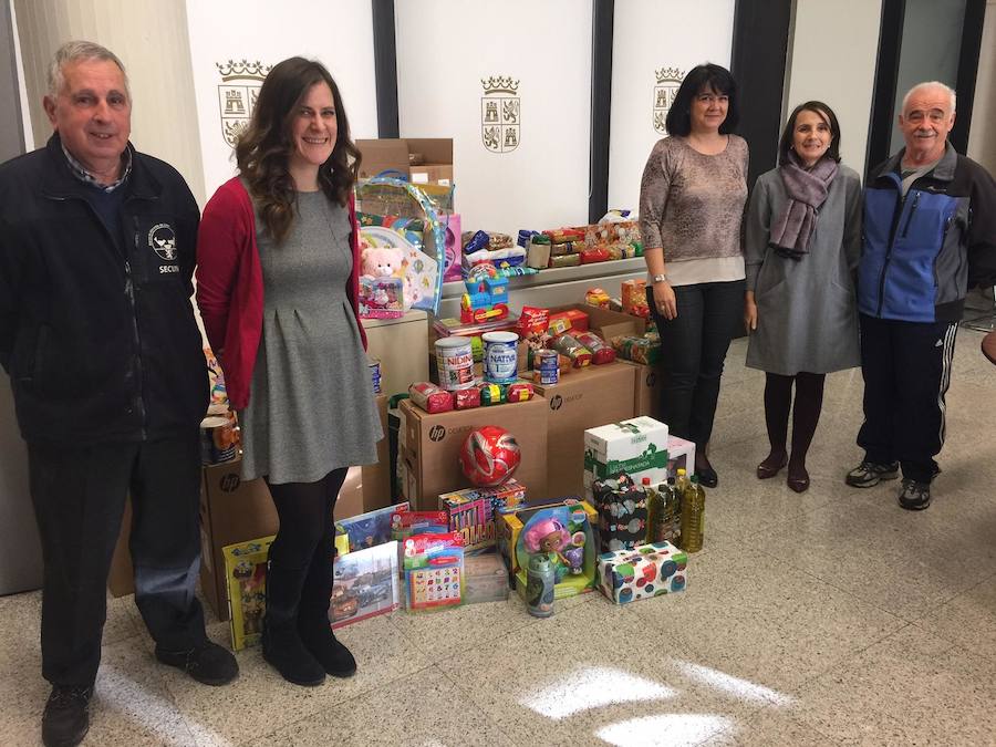 Acto de entrega de los juguetes y alimentos a los dos organizaciones.