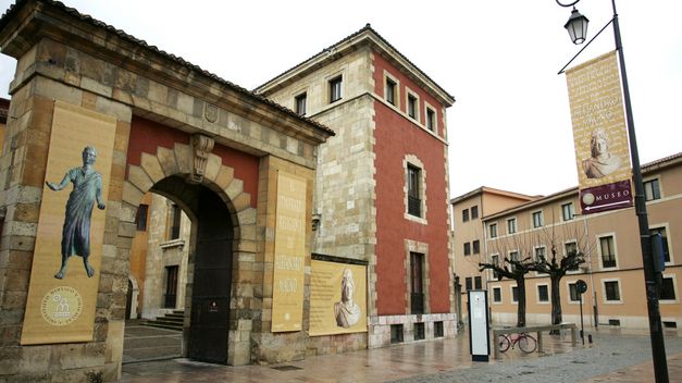 Fachada del hasta ahora Instituto Bíblico y Oriental de León. 