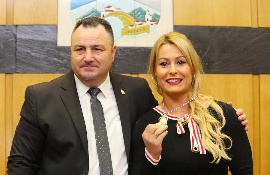 El alcalde de Camponaraya, Eduardo Morán, hace entrega de la Medalla de Oro del Municipio a Lydia Valentín.