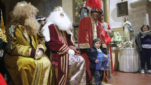 Los Reyes, entregando sus regalos en el municipio de Cuadros.