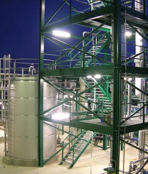 Torres y planta de destilación en la que se está experimentando.