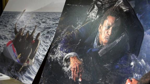 Fotografía de la exposición en la que un inmigrante intenta cruzar 'El Estrecho'.