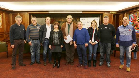 Foto de familia de los agentes, trabajadores y concejal de Hacienda.