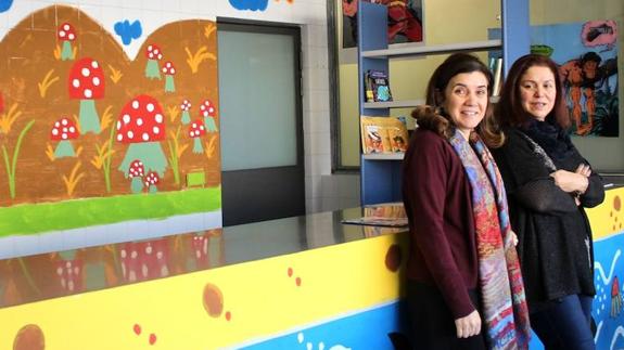 Care Santos (derecha), en la nueva sala de lectura del IES Eras de Renueva. 