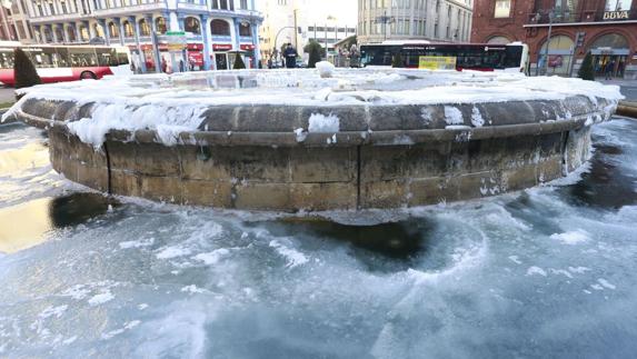 La fuente de Santo Domingo vuelve a amanecer totalmente congelada.