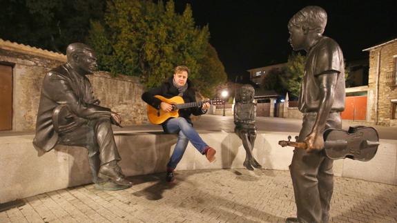 Alberto González, cantautor berciano que en verano sacará su primer disco.