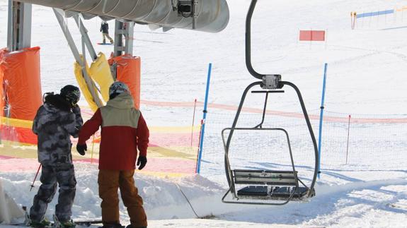 La Diputación de León aprueba las bases para el programa juvenil de actividades de nieve 'Deslízate 2017'