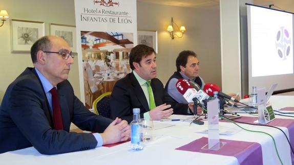 Carlos González, Antonio Fernández y Andrés Buelta, durante la presentación. 