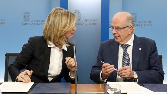 Alicia García, y el procurador del Común, Javier Amoedo, durante la firma del convenio.