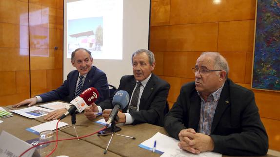 El director de Urcacyl, Jerónimo Lozano, el presidente, Gabriel Alonso, y el presidente del Sector de Suministros de Urcacyl, Leopoldo Quevedo.