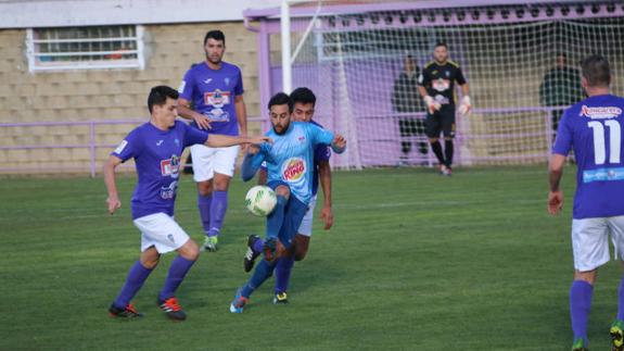 Un lance del duelo entre La Bañeza y la Segoviana,