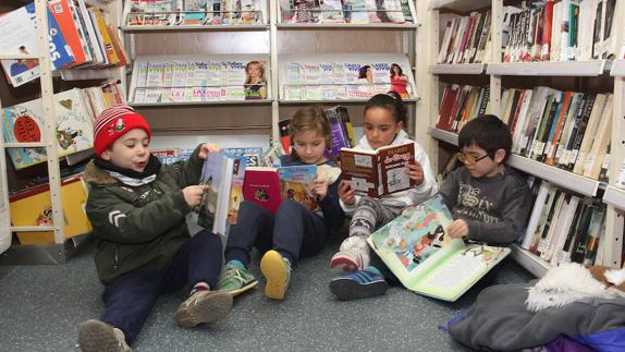 Jóvenes del medio rural en el interior de un bibliobus. 