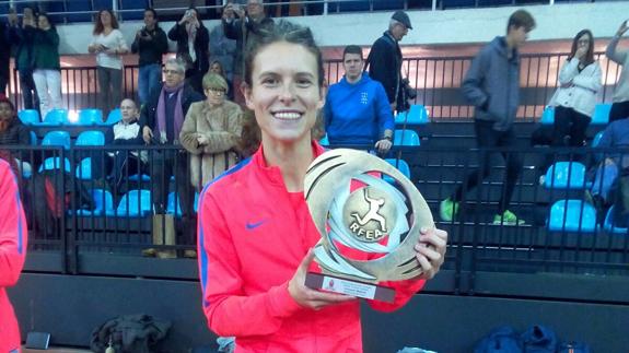 Blanca Fernández posa con el trofeo de la Copa de la Reina.