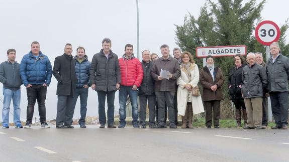 El presidente de la Diputación, Juan Martínez Majo, en su visita a las carreteras mejoradas.