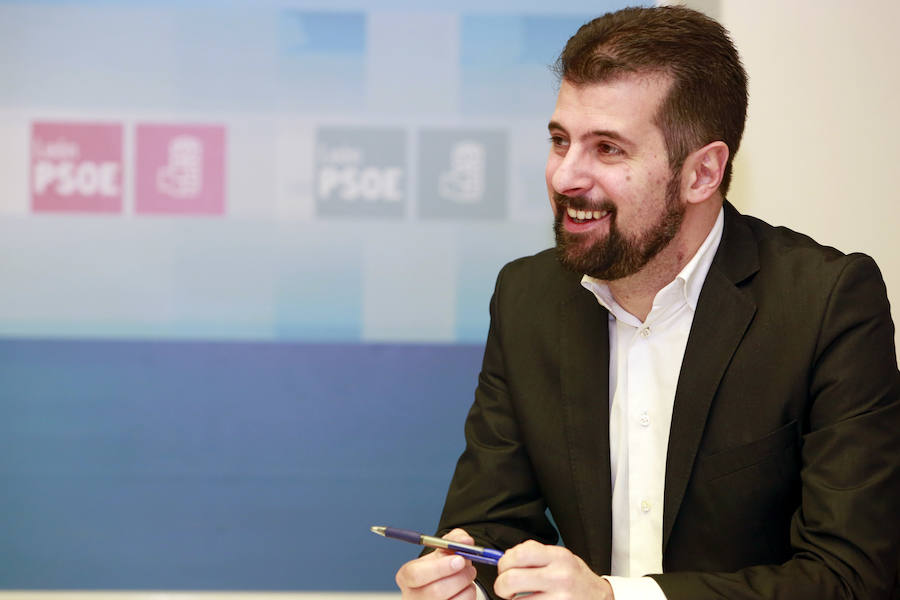 Luis Tudanca, durante la reunión mantenida esta mañana en la sede del PSOE en León.