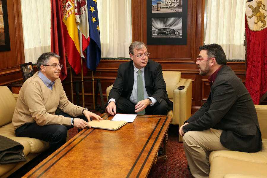 Antonio Silván (C) y Pedro Llamas (D), junto con José Antonio Rodríguez (I), jefe del servicio de hematología del Hospital de León.