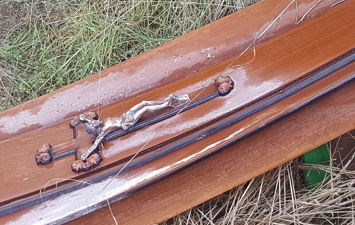 Imagen del ataúd en el que apareció el cuerpo.