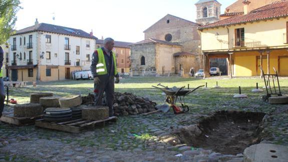 Un operario, en las catas realizadas en la Plaza del Grano. 