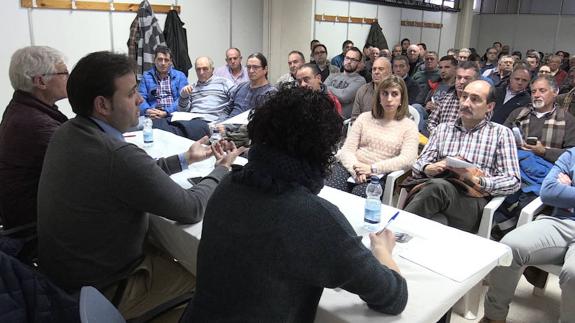 El secretario general del PSL-PSOE, Tino Rodríguez, preside un concejo de pedáneos.