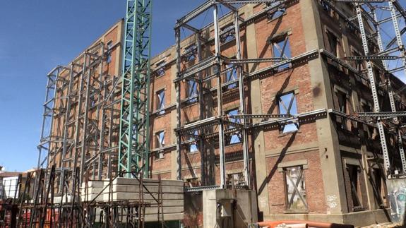 Obras en la Azucarera, lugar en el que se levantaría el Palacio de Congresos. 