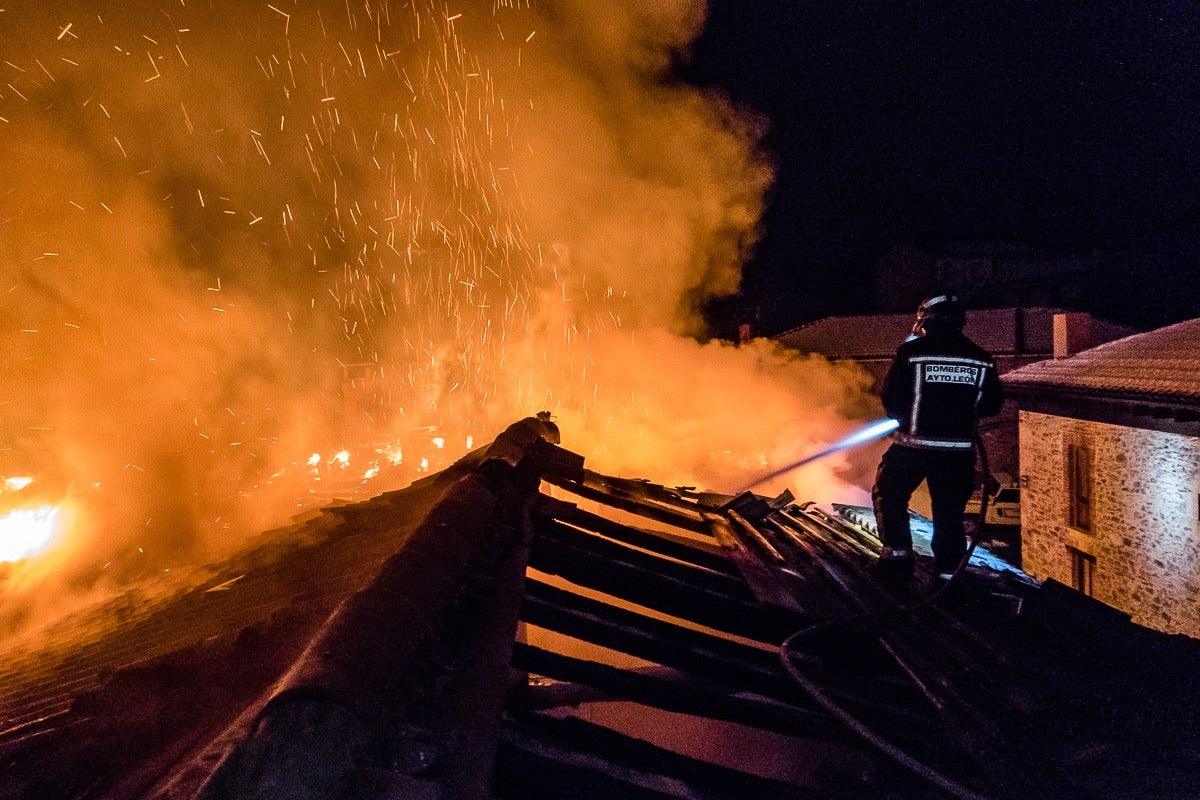 Bomberos de León actuando en la localidad de La Losilla.