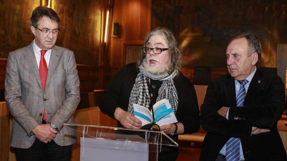 l autor del poemario ‘A salvo’, Manuel Moya, junto al presidente de la Diputación de León y el diputado de Cultura, Miguel Ángel Fernández. 