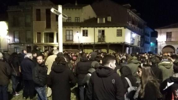 Manifestantes en la Plaza del Grano, durante la noche del martes. 