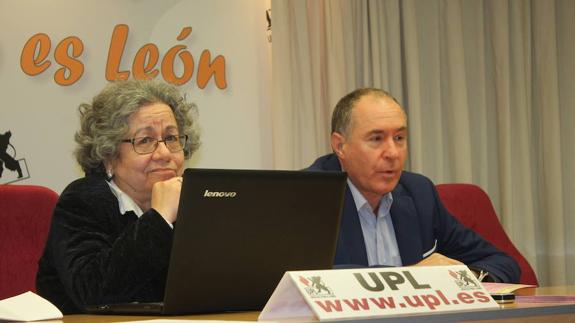 Alicia Valmaseda junto a Eduardo López Sendino, durante la conferencia. 