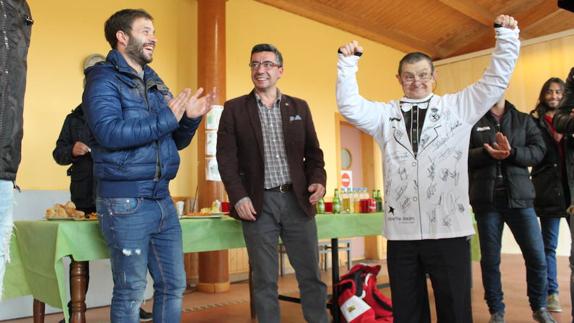 Los jugadores regalaron distintos obsequios a los usuarios del centro.