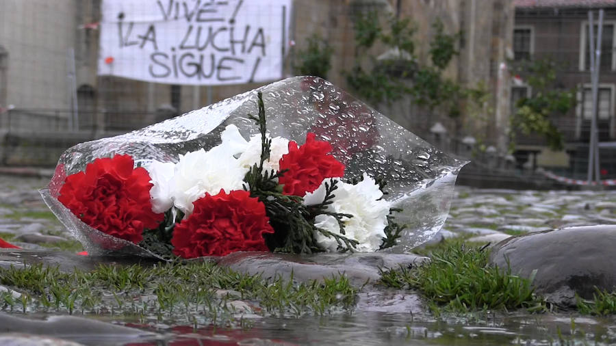 Flores en la plaza del Grano en rechazo a las obras de remodelación. 
