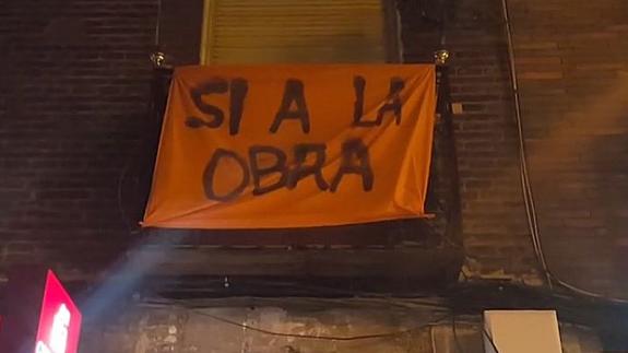 Pancarta de apoyo de los vecinos a las obras en la Plaza del Grano.