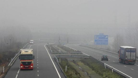La niebla complica la circulación en la A-6.