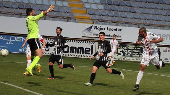 Gianni cabecea un centro a gol ante el Burgos.