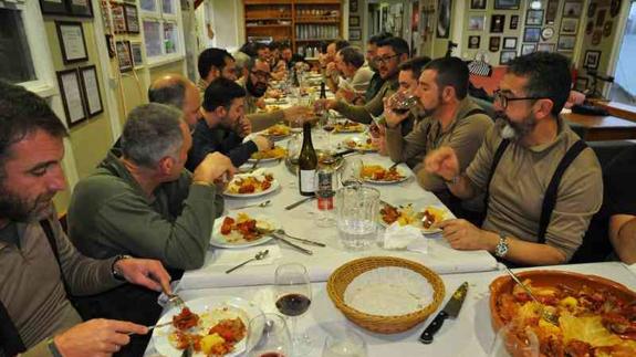 Miembros de la Base Militar, degustando el botillo. 