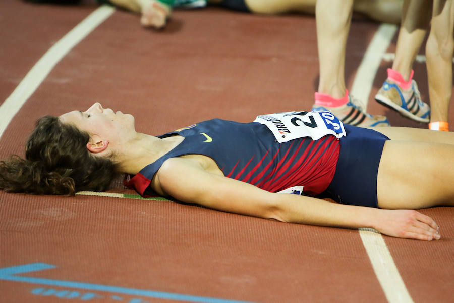 Blanca Fernández, exhausta tras ganar el 3.000 metros en Salamanca.