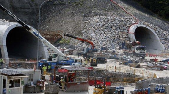 Trabajos de construcción de la variante de Pajares, en la boca asturiana de los túneles. 