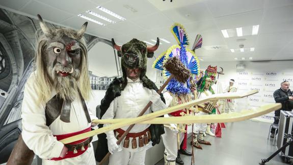 Algunos personajes de los antruejos leoneses que tomaron parte de presentación del Carnaval 2017. 