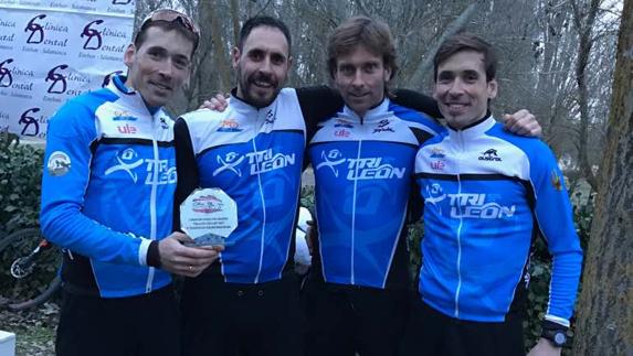 Componentes del TriLeón con el trofeo de terceros clasificados.