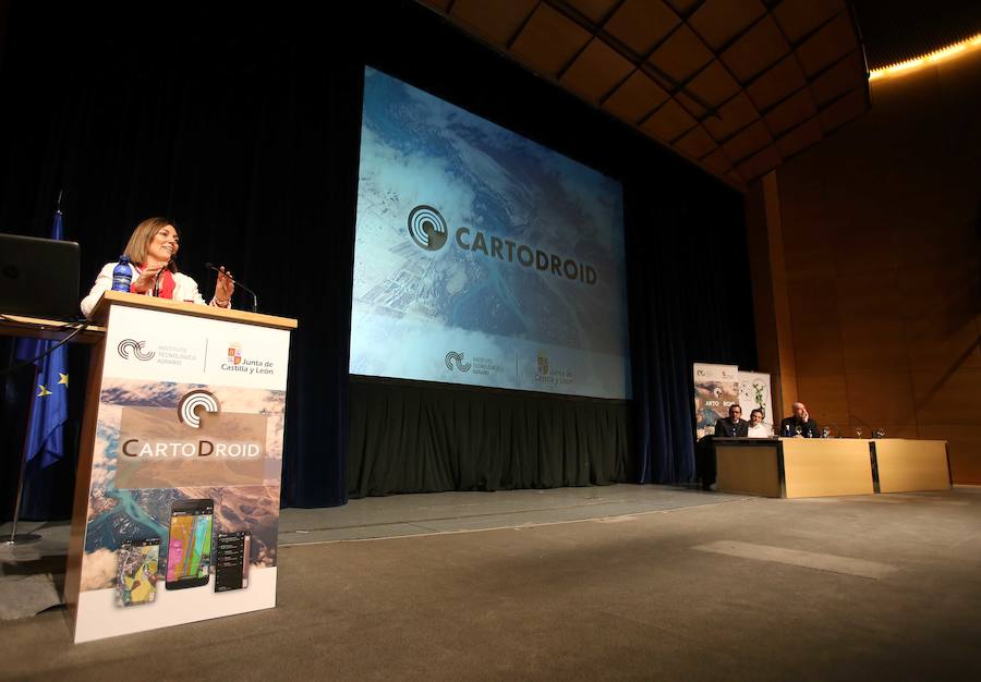 La consejera de Agricultura y Ganadería y portavoz de la Junta de Castilla y León, Milagros Marcos, asiste a la jornada técnica sobre la aplicación Cartodroid. 