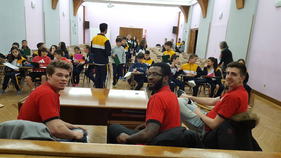 Libroia, Mbamalu y Lacunza, con los alumnos del colegio Santa Teresa.