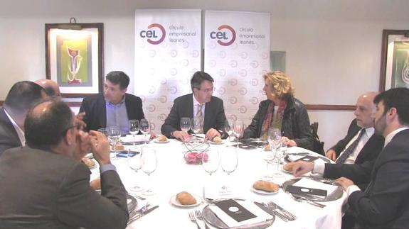 Julio César Álvarez y Juan Martínez Majo comparten mesa en la comida del CEL. 