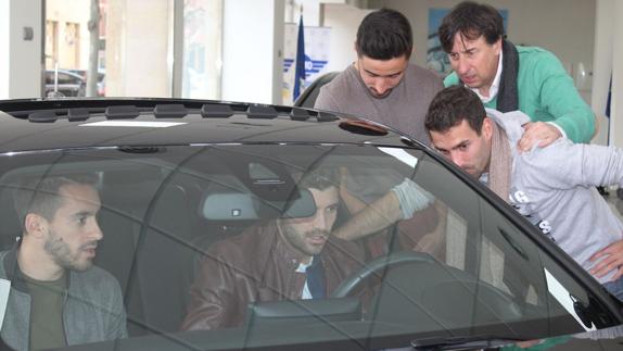 Iago Díaz, Iván González, Álex y Julen Colinas, junto con Alfonso García, de Alauto, observa uno de los coches del concesionario.