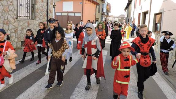Los niños y sus disfraces 'invadieron' las calles de Santa Marina del Rey.