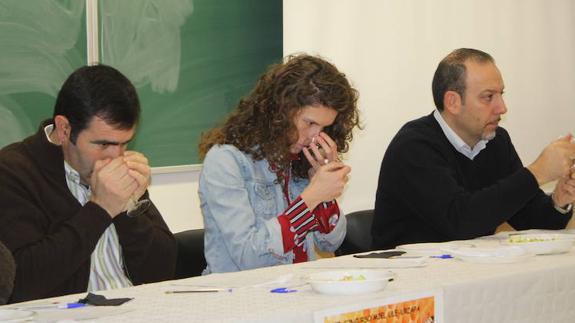 Blanca Fernández (en el centro de la imagen), durante la cata. 