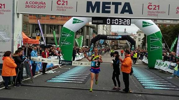 Sergio Sánchez cruza la línea de meta en La Coruña.