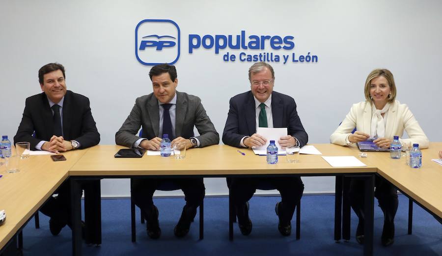 El presidente del Comité Organizador del Congreso del PPCyL junto a los organizadores de las ponencias, entre ellos Antonio Silván.