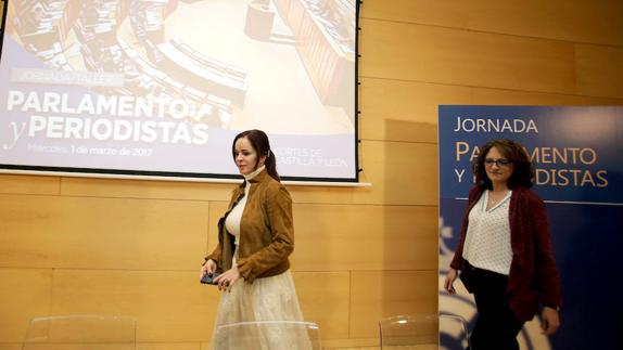 La presidenta de las Cortes, Silvia Clemente, junto a la decana del Colegio de Periodistas de Castilla y León, Mar González, en la jornada en las Cortes 'Parlamento y Periodistas'.