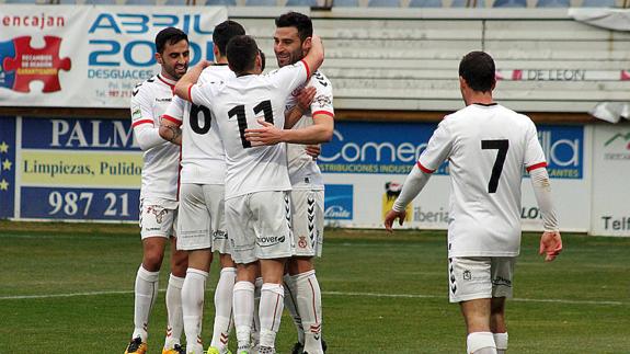 El equipo celebra uno de los tantos de esta tarde.